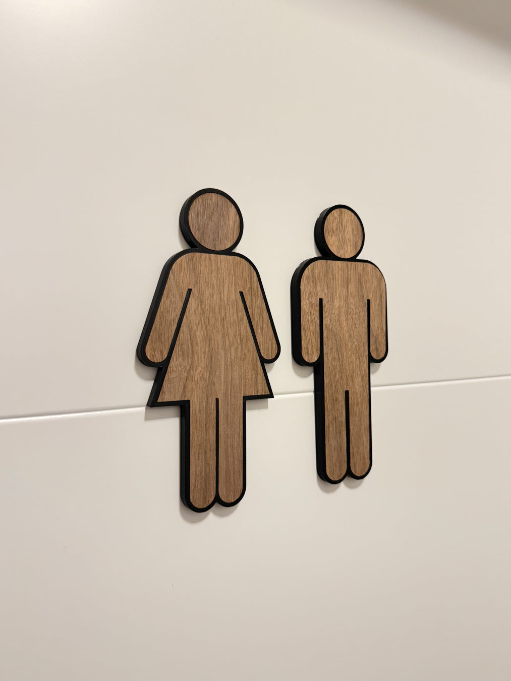 WC Schild Barrierefrei – Toilettenschild Rollstuhl aus Kunststoff mit Holz-Dekor – Modernes Behinderten WC Symbol – Türschild für barrierefreie Toilette & Bad (Nussbaumholz)