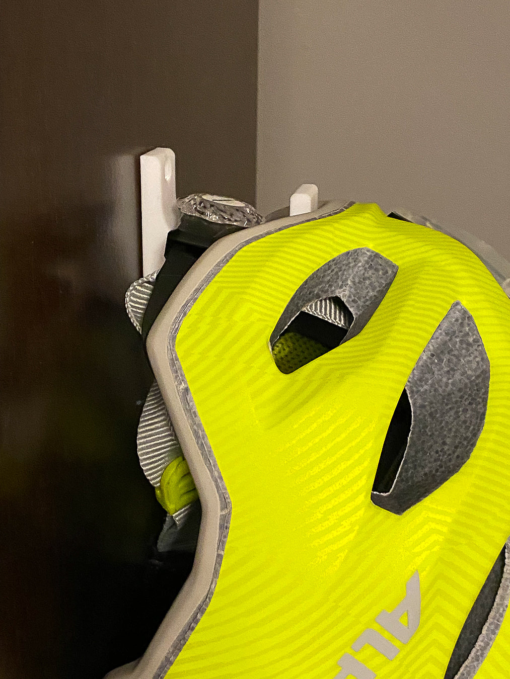 2er Set Wandhalterung Helm Wand Halter für Fahrradhelm, Reithelm, Skihelm Haken Helmaufhänger (MTB, Rennrad) weiß