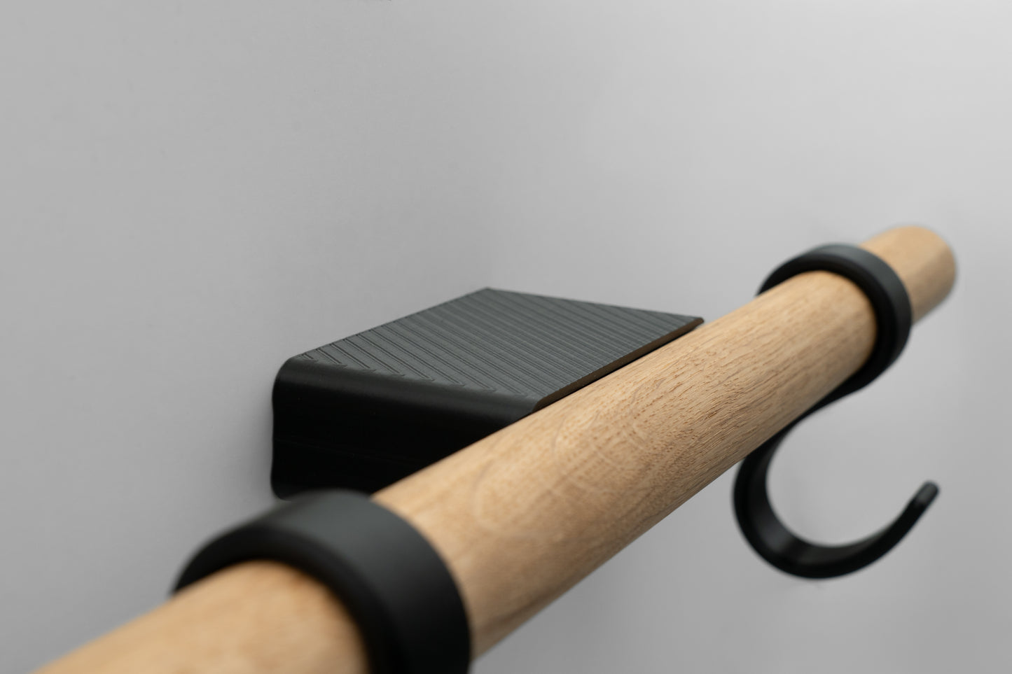 Fahrradhelm Wand Halter aus Eiche - Wandhalterung mit modernem Design – (Schwarz/Natur Eiche)