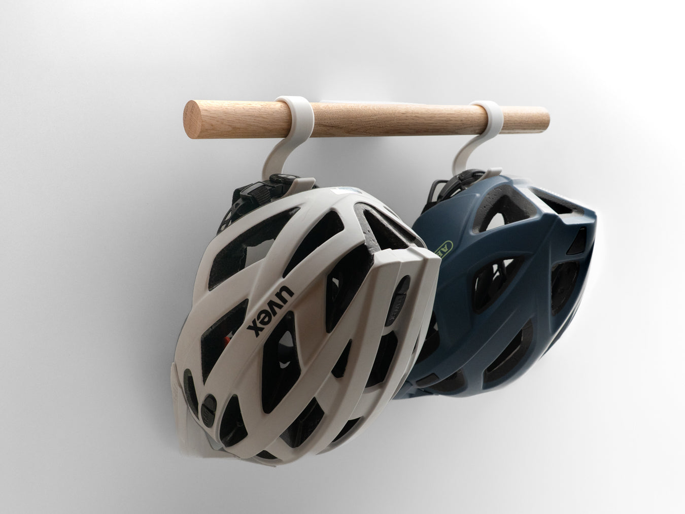 kikuo Premium Fahrradhelm Halter aus Natur Eiche/Weiß – Inkl. Montagematerial (Weiß - Natur Eiche)