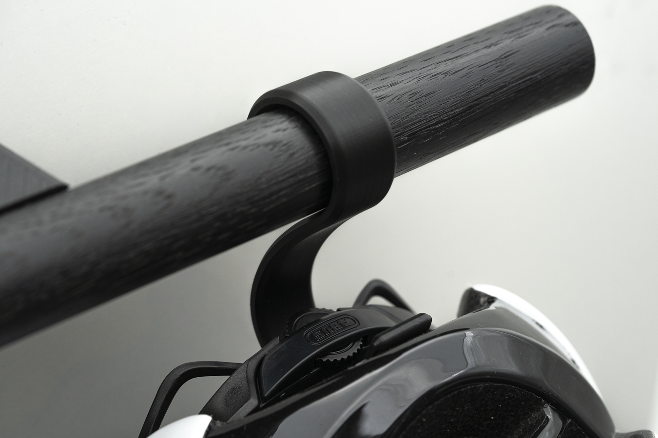 Fahrradhelm Wand Halter aus Eiche - Wandhalterung mit modernem Design (Schwarz - Eiche Schwarz)