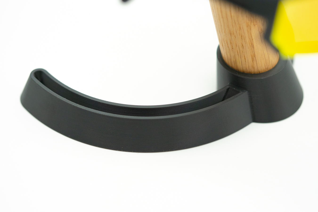 Brillenständer aus Eiche mit modernem Design – Brillenhalter für 3 Brillen – ideal für Sonnenbrillen, Ski- & Fahrradbrillen – Stabiler Brillen Organizer mit Holz & schwarzem Halterungssystem
