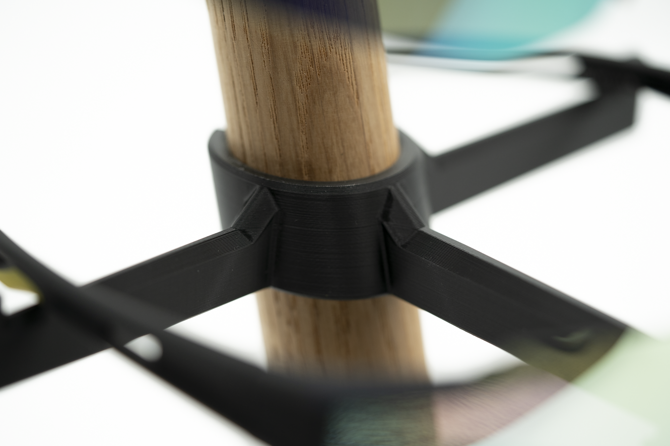 Brillenständer aus Eiche mit modernem Design – Brillenhalter für 3 Brillen – ideal für Sonnenbrillen, Ski- & Fahrradbrillen – Stabiler Brillen Organizer mit Holz & schwarzem Halterungssystem