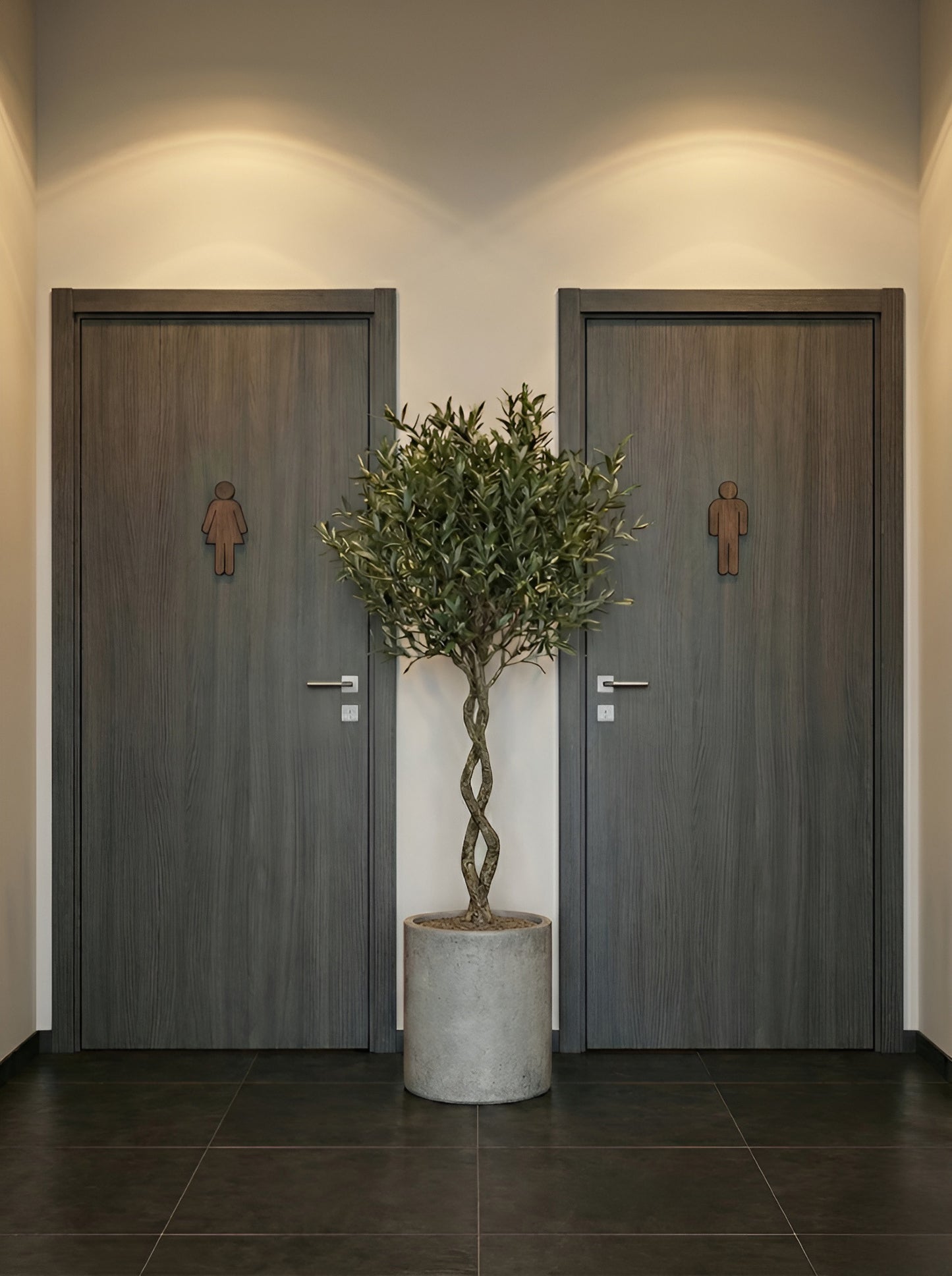 WC Schild Barrierefrei – Toilettenschild Rollstuhl aus Kunststoff mit Holz-Dekor – Modernes Behinderten WC Symbol – Türschild für barrierefreie Toilette & Bad (Nussbaumholz)